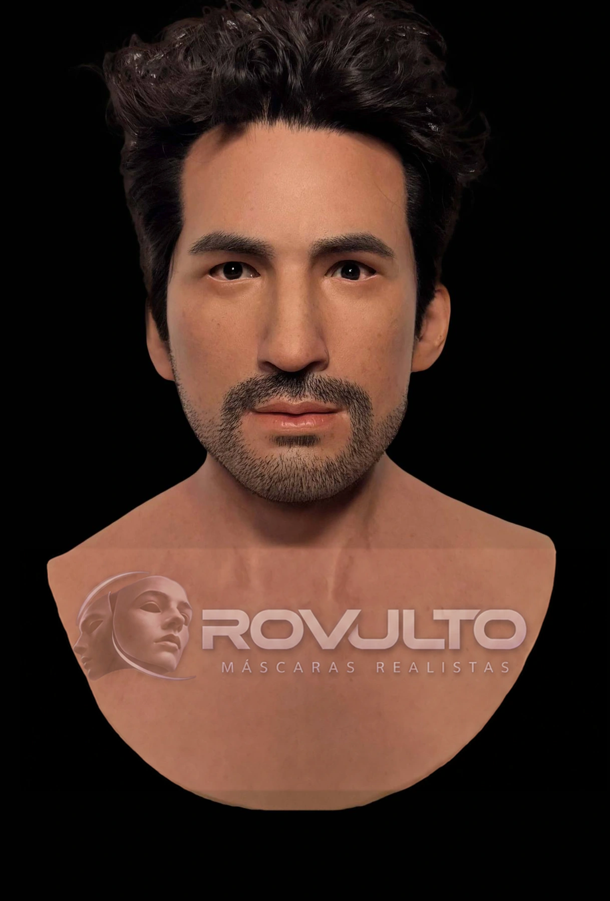 Máscara masculina de silicone com cabelo cacheado e barba curta, fotografada sobre fundo preto