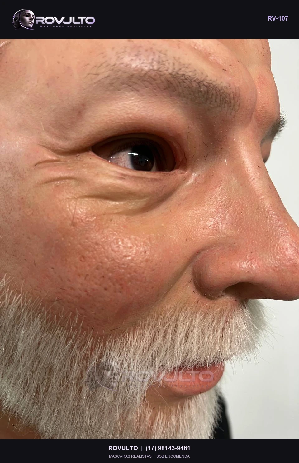 Detalhe da textura de pele, rugas e barba branca de uma máscara de silicone
