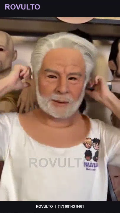 Demonstração de uma máscara envelhecida com cabelo e barba brancos
